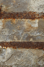 Stein mit Metallbändern